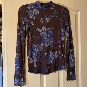 Free people long sleeve top with cute back button detail